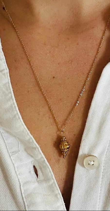 collier avec pendentif doré bijoux amorcita