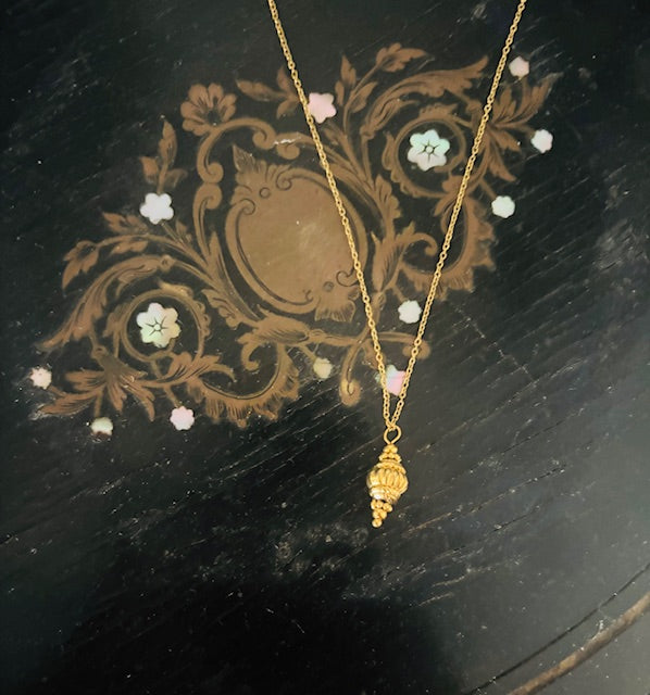 collier avec pendentif doré bijoux amorcita