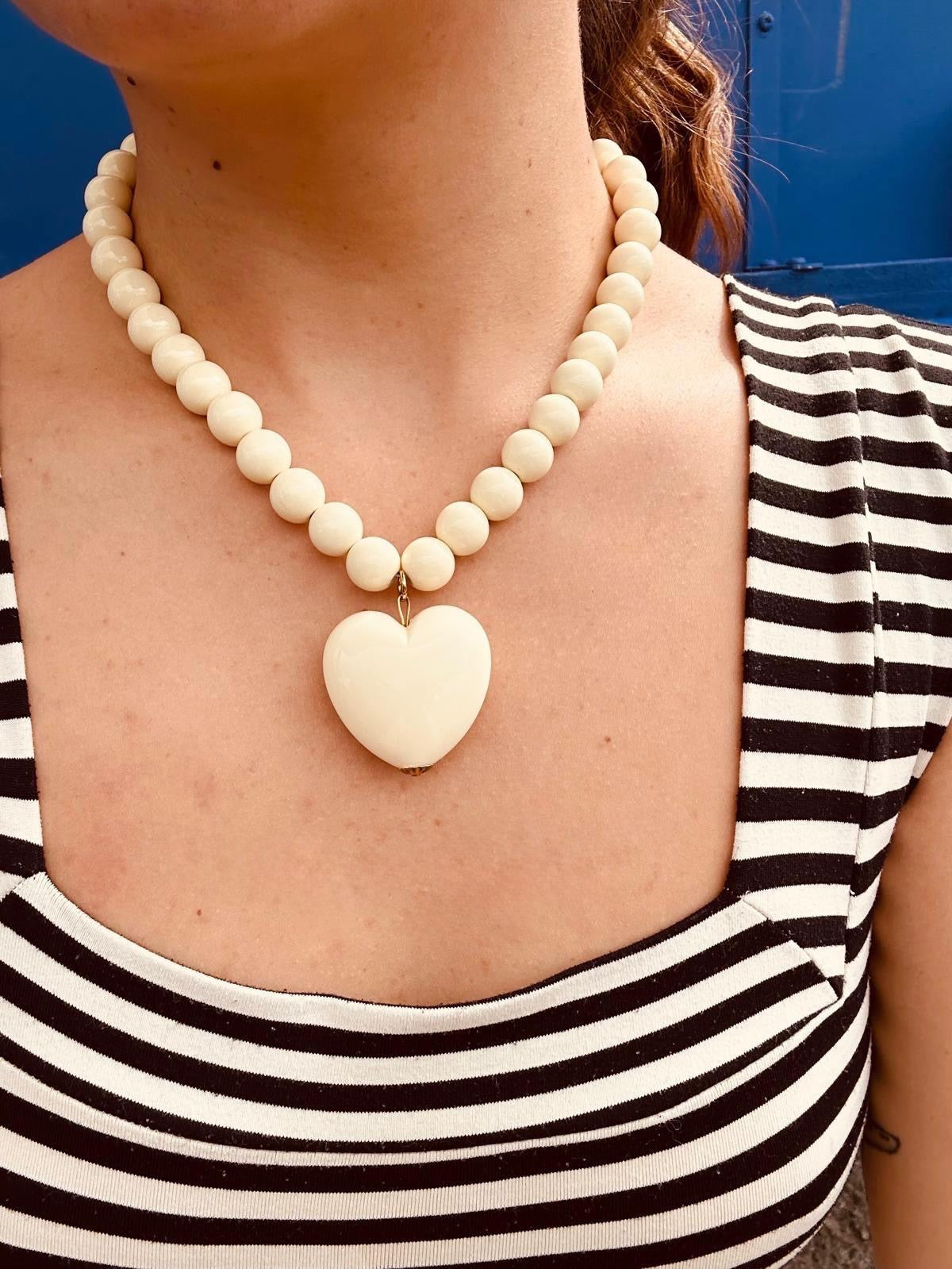 collier de perles en acrylique de couleur beige avec gros coeur amorcita bijoux