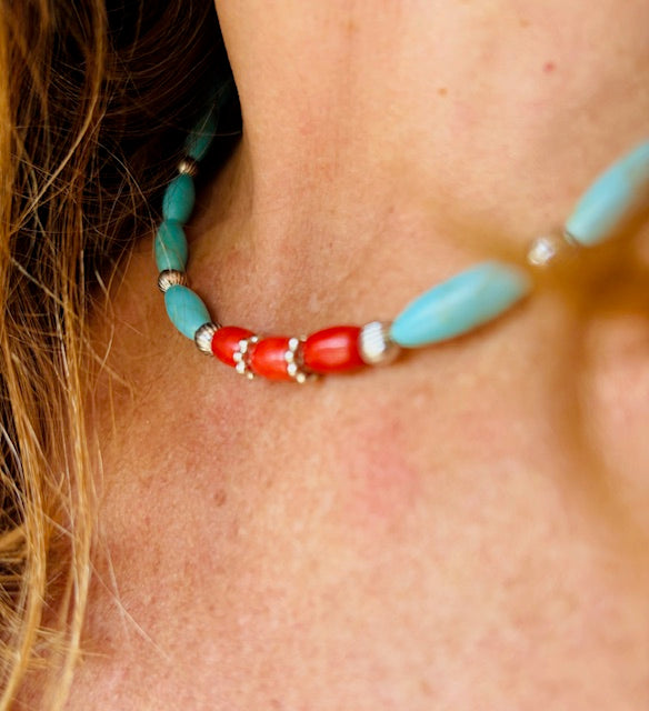 collier en turquoises et pierres rouges et perles argentées bijoux amorcita