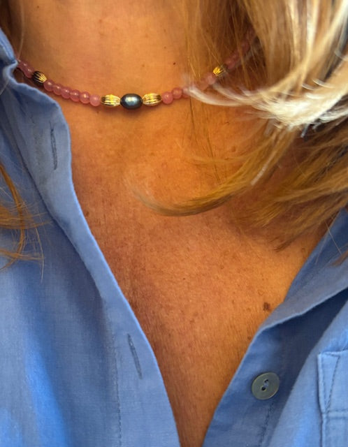 collier perles de verre roses perles dorées et perle de culture noire bijoux amorcita