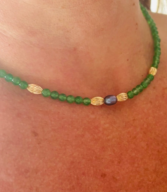 collier perles de verre vertes perles dorées et perle de culture noire bijoux amorcita